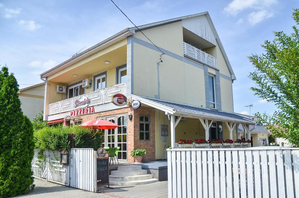 Hotel Clock Cafe Pizzeria Es Panzio Hajdúszoboszló Exteriér fotografie