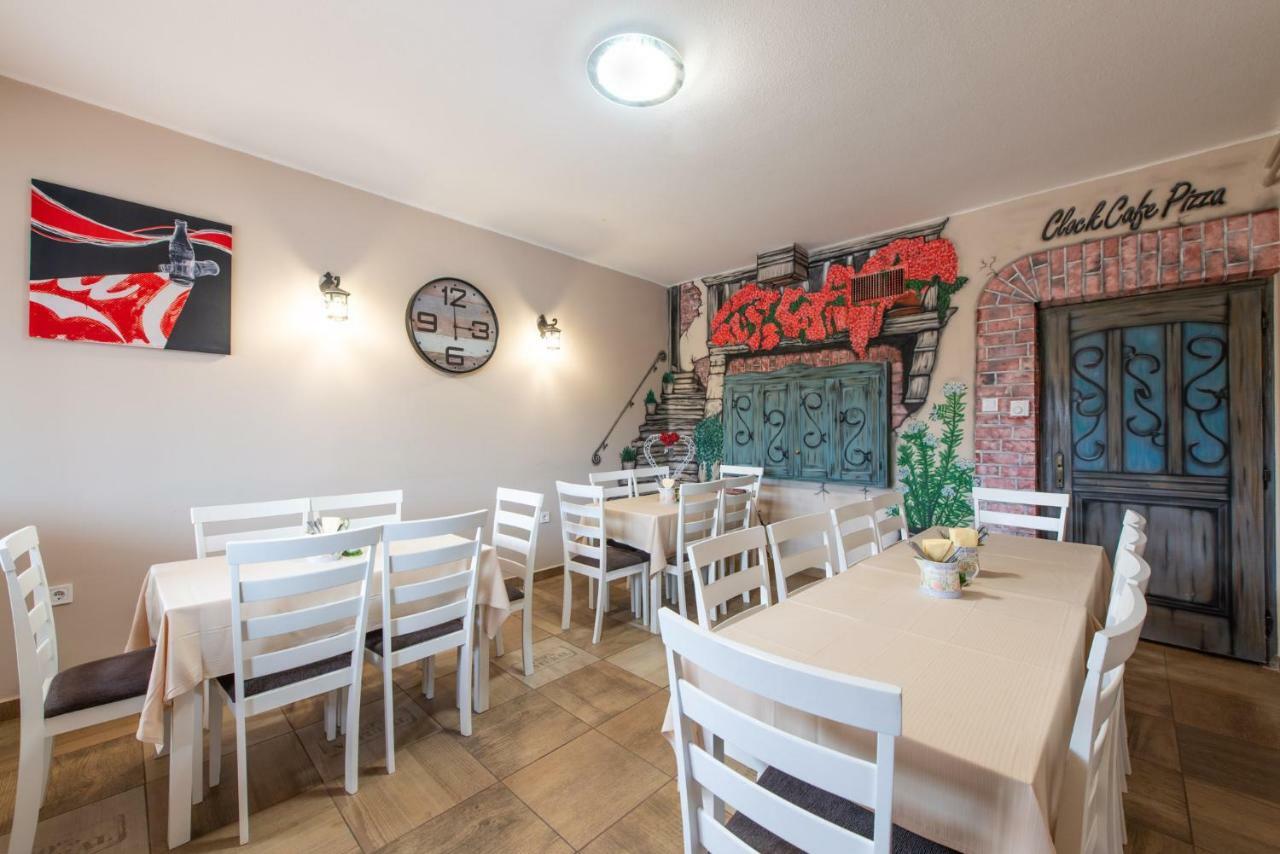 Hotel Clock Cafe Pizzeria Es Panzio Hajdúszoboszló Exteriér fotografie